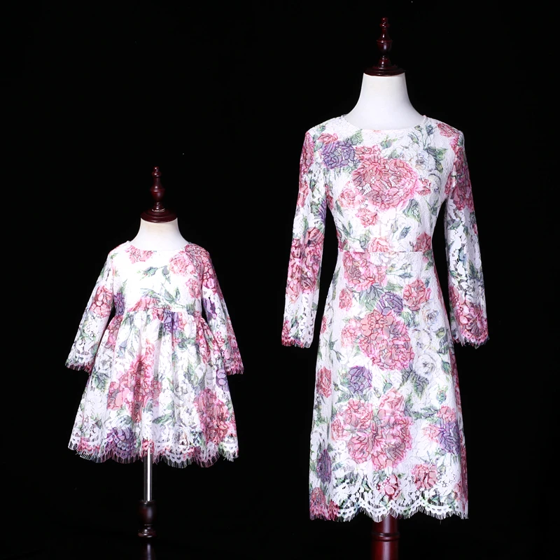 

Летнее платье с оборками для мамы и дочки, комплект с цветочным принтом, семейная одежда, кружевное семейное платье, наряды для мамы и дочки