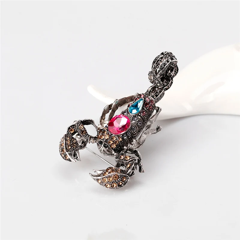 Женская брошка со стразами и кристаллом Скорпион в виде животных золотистом