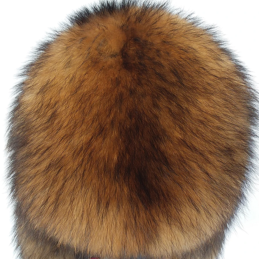 Рисунок 6 - Женские шапки с помпоном из натурального меха енота