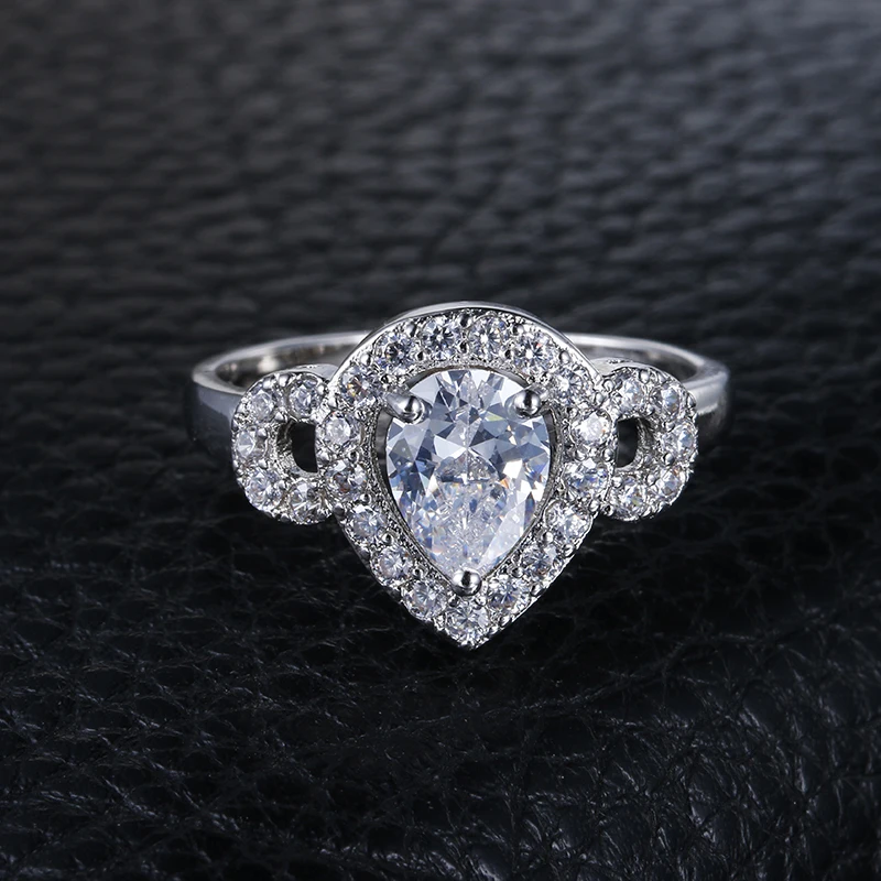 Новое дизайнерское кольцо белого золота для женщин в форме капли с фианитом