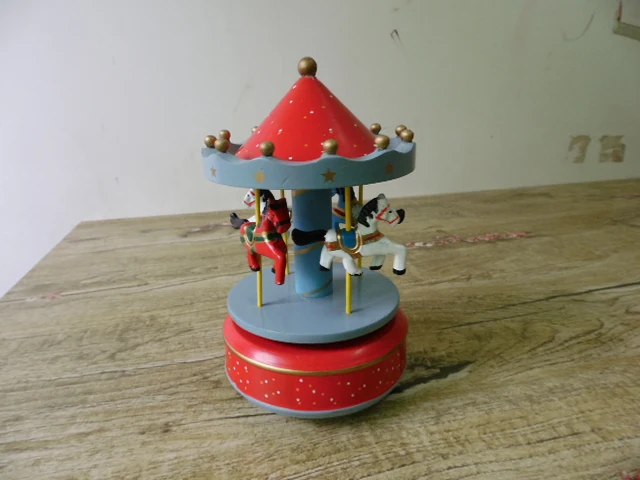 Музыкальная шкатулка Ретро деревянная Веселая круглая лошадь карусель