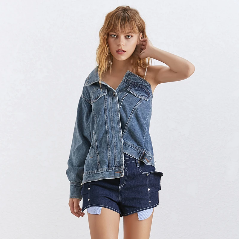 Женская джинсовая куртка TWOTWINSTYLE Асимметричная на одно плечо с отложным
