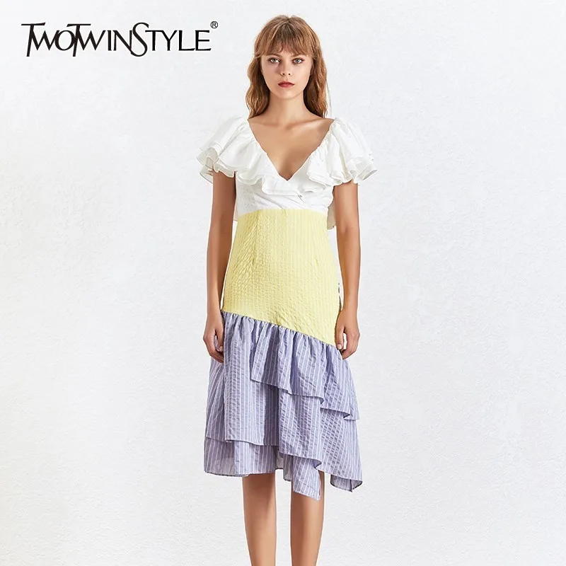 Женское миди платье в полоску TWOTWINSTYLE белое элегантное с V образным вырезом