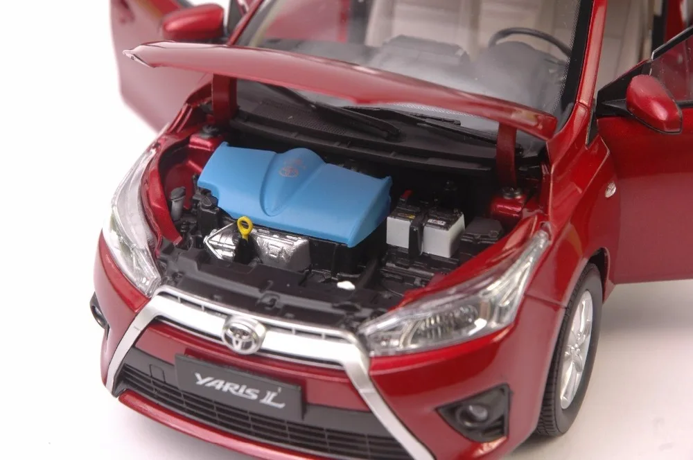 1:18 литая под давлением модель для Toyota Yaris L красная Игрушечная машина из сплава миниатюрные коллекционные подарки