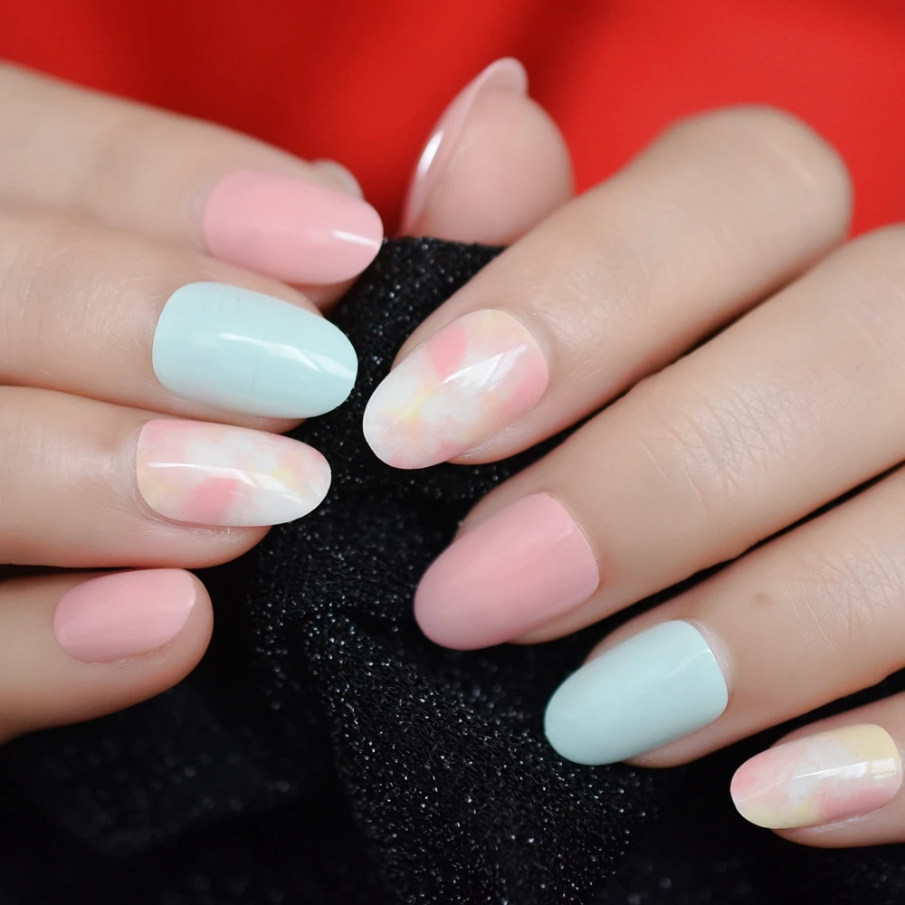 Розовые мраморные накладные ногти с эффектом потертости круглый носок полное