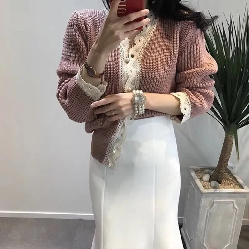 Женский трикотажный кардиган TWOTWINSTYLE осенний белый лоскутный кружевной свитер с