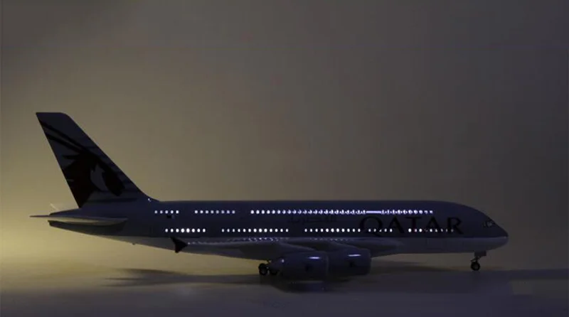 with light 1/160 масштаб 50,5 см самолет Airbus A380 Катарская авиакомпания Модель W светильник и колесо литой пластик Смола самолет для сбора - Цвет: with light