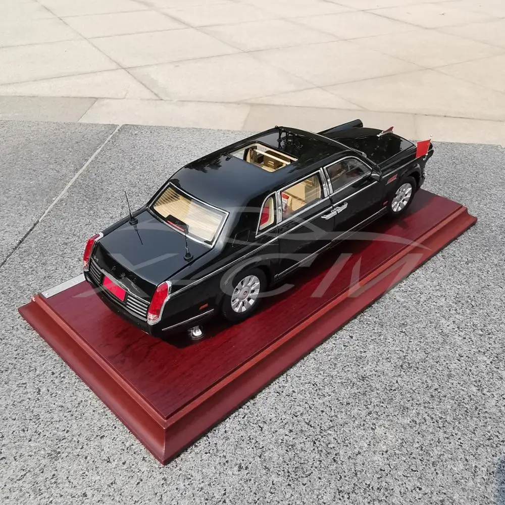 Модель автомобиля DiecastCar 1:24 70 лет парад на годовщину (черный) + небольшой подарок! |