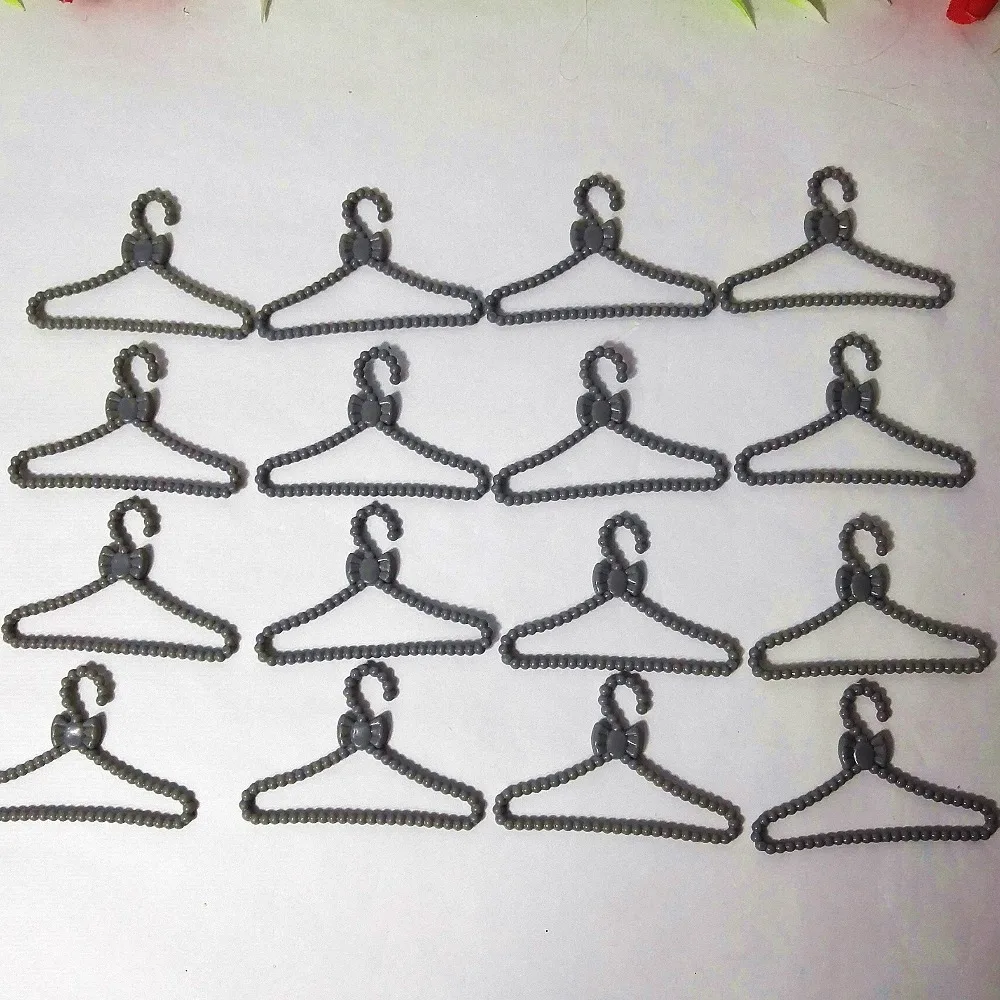 

100 Pcs/Lot Barbie Dolls Accessories Plastic Silver Gray Bowknot Hangers For BarbieDress Outfit Girl Pretend Play House Toys