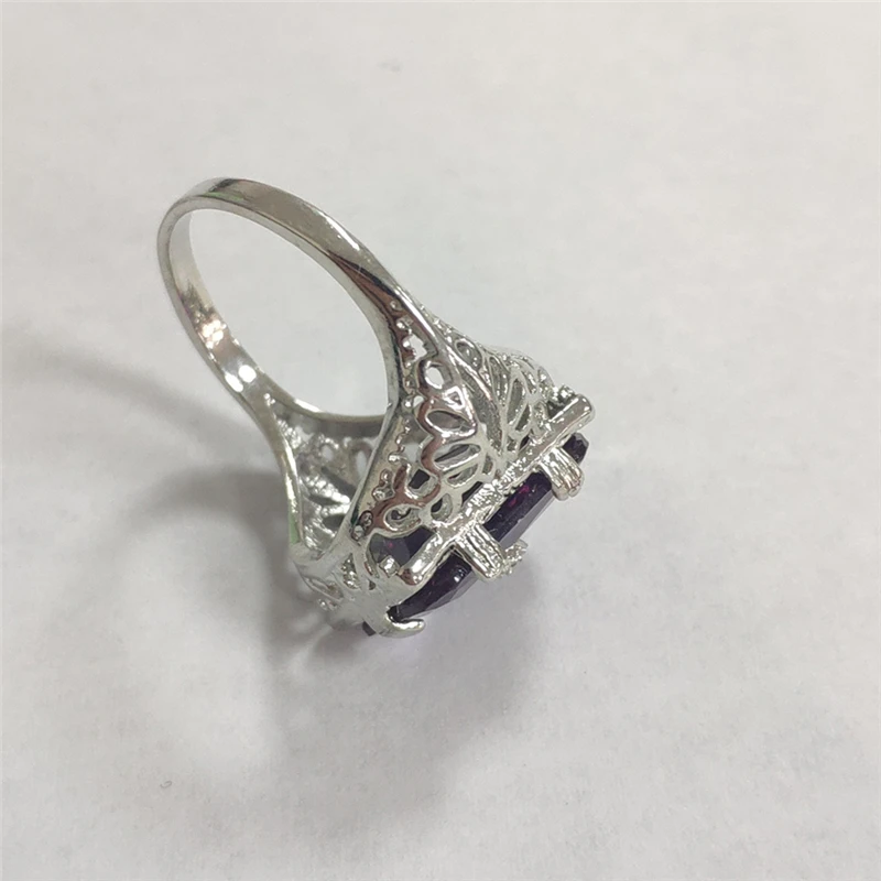 Женское кольцо с фиолетовым камнем ювелирное изделие вырезами и цирконием