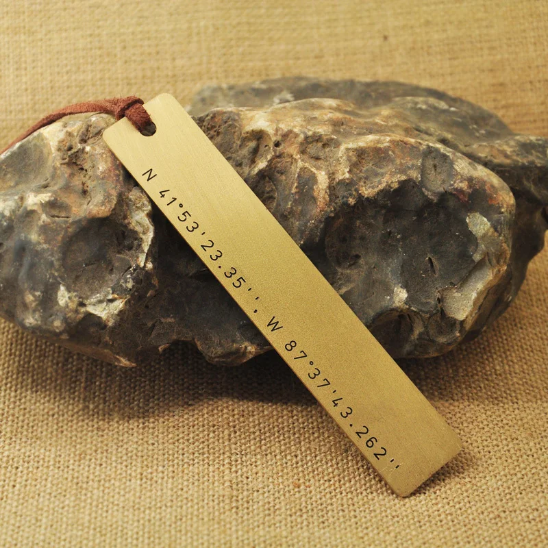 Закладка с долготой медная координатами навигационное местоположение маркер