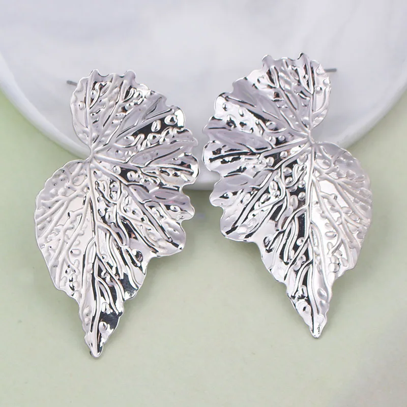 ES1021 Silver Горячая Модная бижутерия оптом металлические листья серьги гвоздики перо красочные массивные серьги для женщин Bijoux подарки ES1016 - Окраска металла: ES1021 Silver