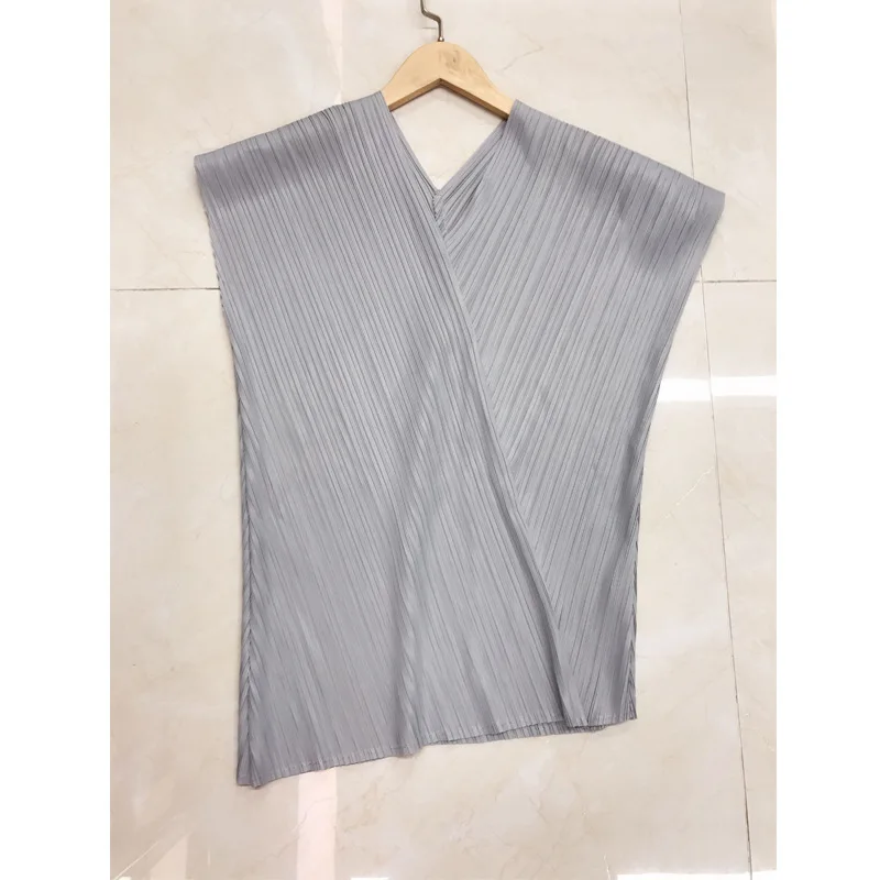 Женский плиссированный пуловер LANMREM с коротким рукавом и треугольным вырезом