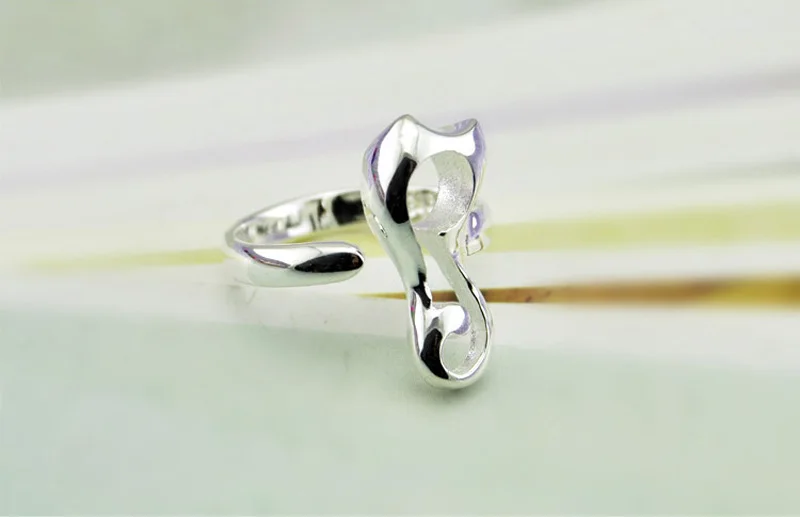 Открытое кольцо в форме милых кошек с сердечками серебристое модное милое для