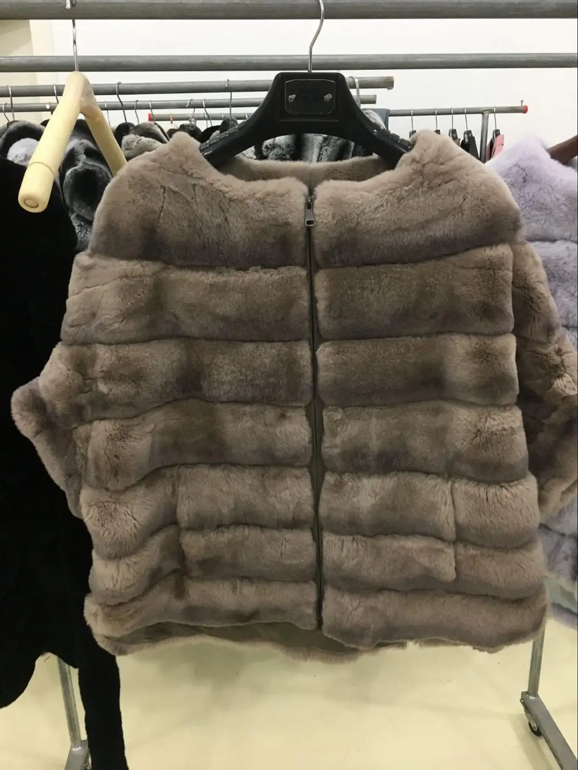 Шуба из натурального меха кролика Рекс зимняя куртка в полоску на молнии с
