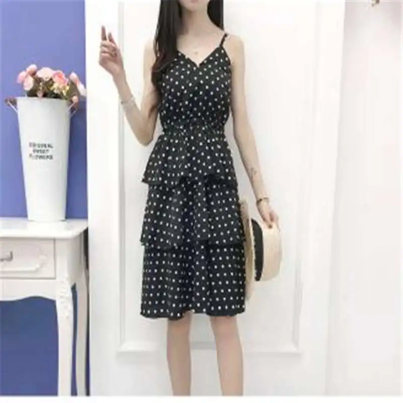 Новинка весна-лето 2019 приталенное многослойное платье на бретельках с V-образным