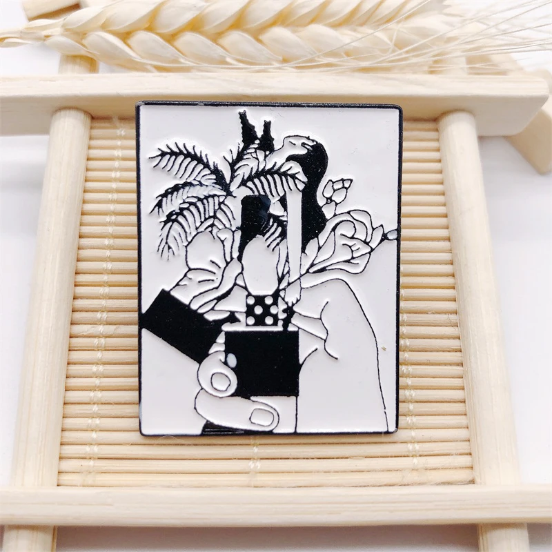 Креативная зажигалка ручная эмалированная брошь с кокосовой пальмой черно-белая