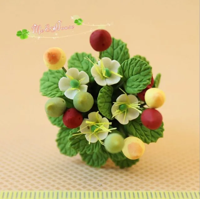 

MINI Doll house Mini hands to do stunning flowers to do strawberry harvest fruit