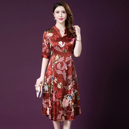 Женское шелковое платье среднего возраста элегантное с изысканным принтом весна