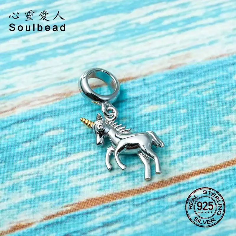 Подвеска в виде единорога Soulbead из серебра 925 пробы с золотыми рожками Подходит