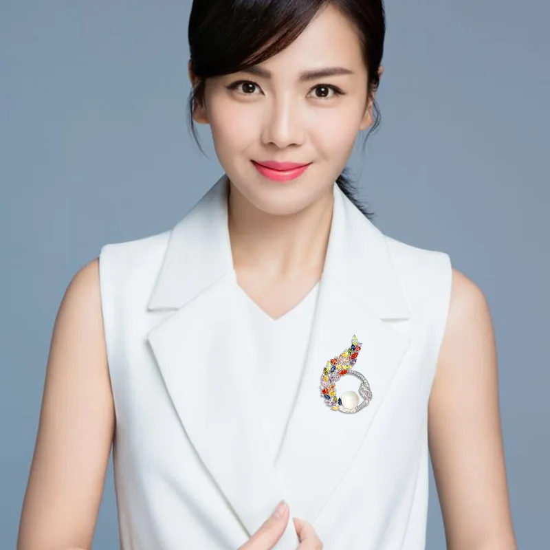 Оптовая продажа модные броши с цирконом в форме цветка для женщин и девушек