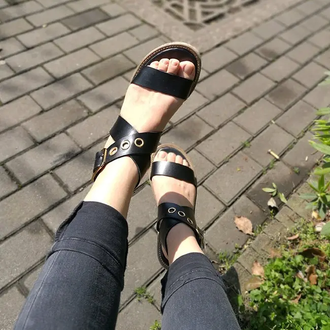 Женские летние сандалии новинка 2019 с ремешком и пряжкой Ультрамодная обувь