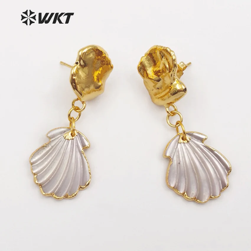 WT-E454 WKT Wholesale small scallop shell dangle earrings for lady girl making full gold color dipped freshwater pearl new style