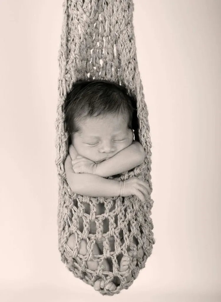Спальный мешок вязаный для младенцев и маленьких детей реквизит фотографии