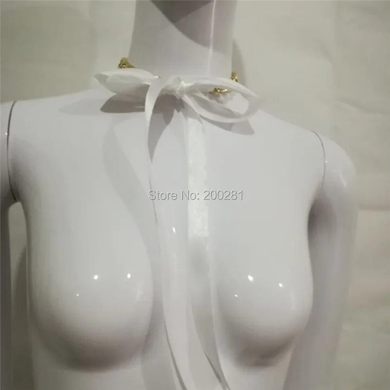 Красного черного и белого цвета с бантом из ленты на короткой цепочке колье