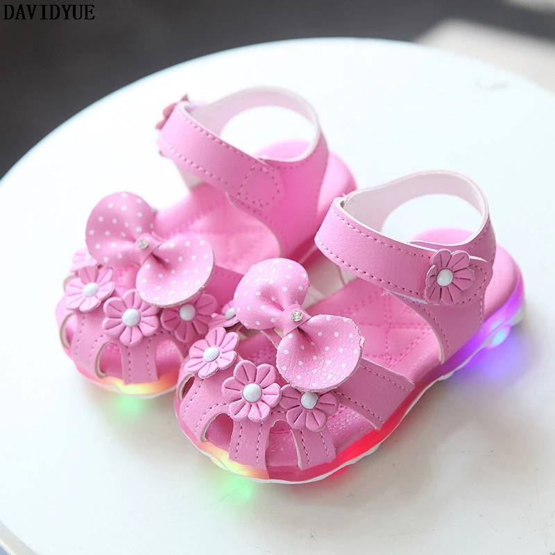 

2022 new girl baby led summer sandal flowers luminous lighting fists walking sandals girl slippers