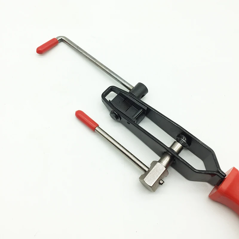 Шланговые зажимы Mainpoint ушного типа на системе охлаждения и вакуумном шланге CV