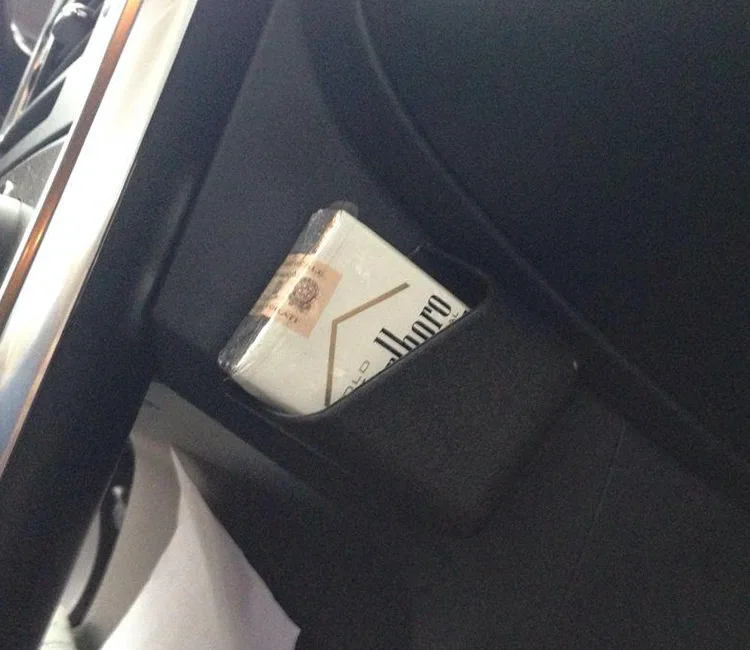 Хранилище для очков/смартфона в автомобиле с двумя многоразовыми пастообразными контейнерами.