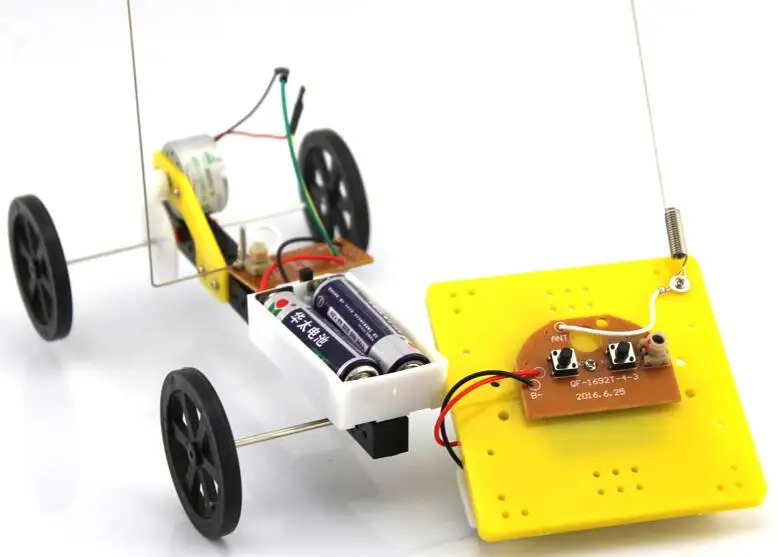 

DIY Dual Motor four-wheeled Remote Control Car DIY Toy Model Accessories Creative inventions