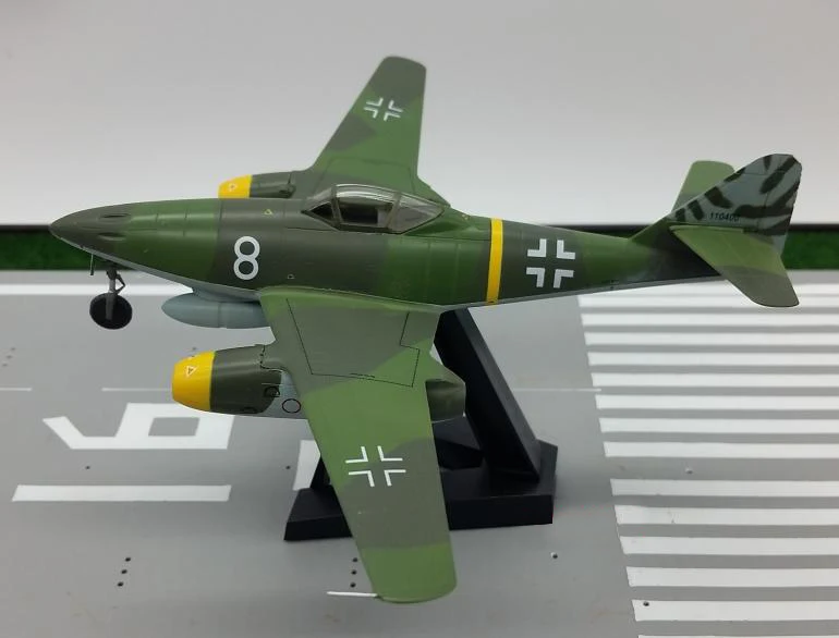 

Немецкий реактивный истребитель Me262A - 1a модель TRUMPETER 36366 избранная модель 1:72