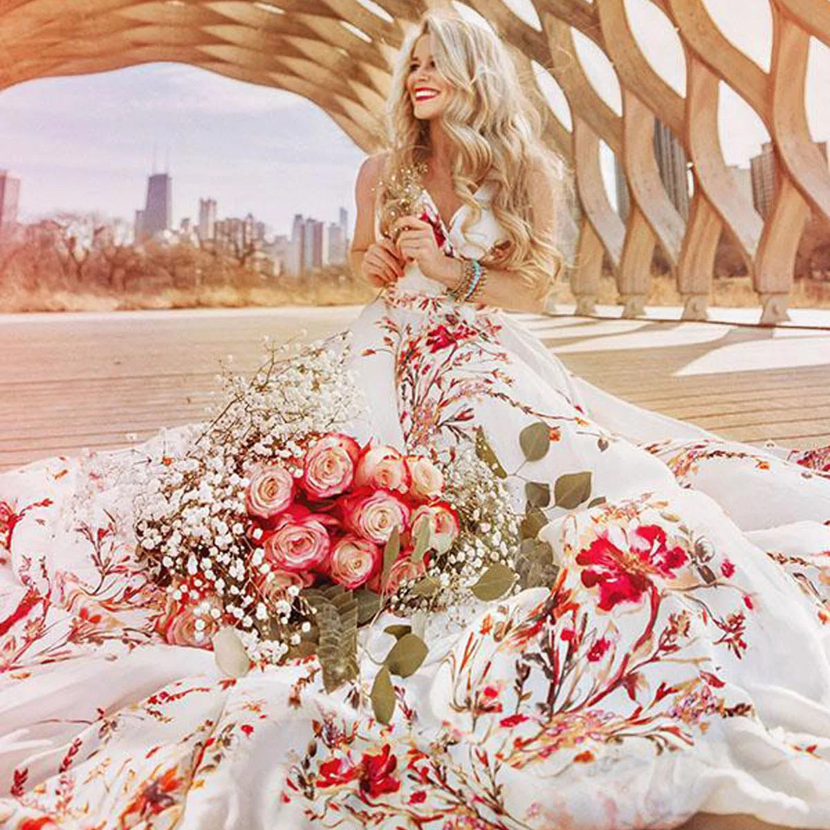 Элегантное летнее богемное пляжное платье на тонких бретельках с принтом