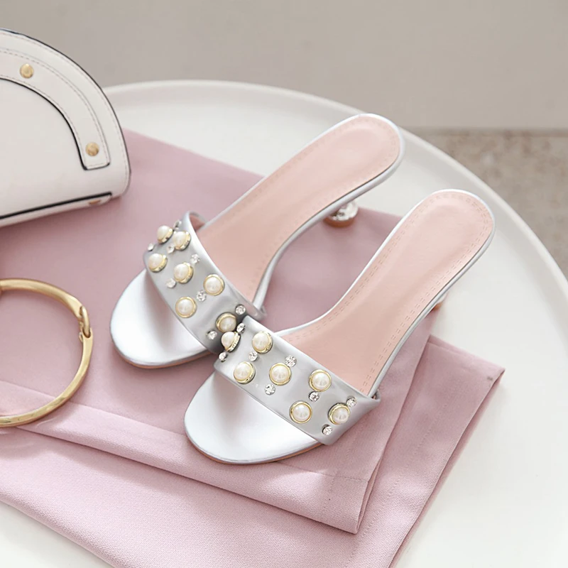 Женские босоножки на тонком высоком каблуке с жемчужинами и заклепками женские