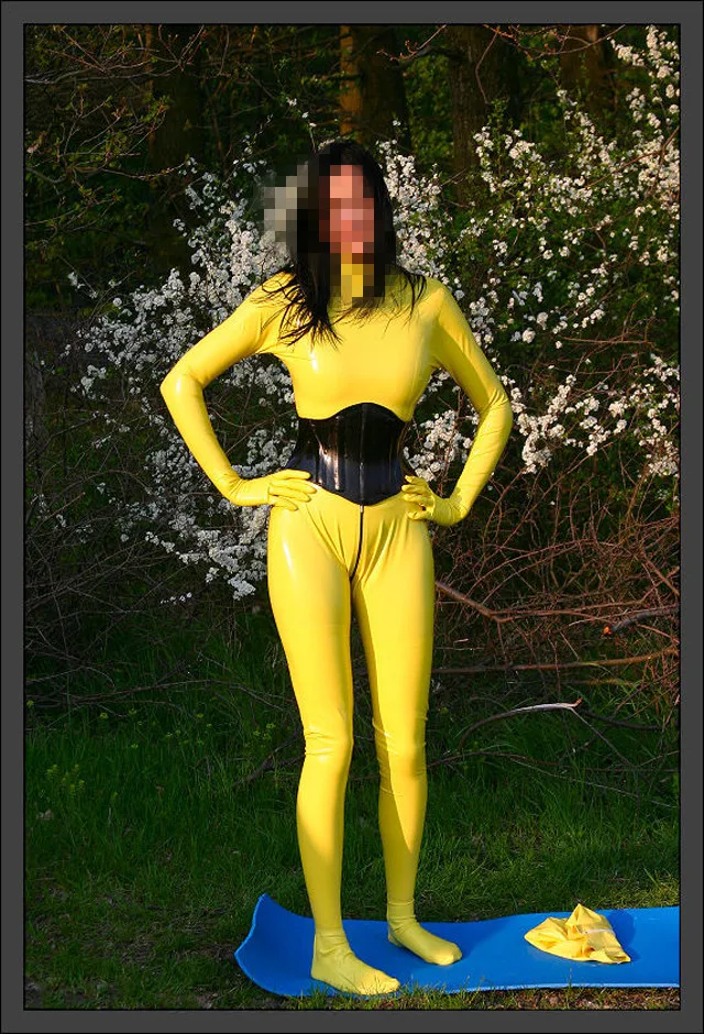 Резиновые носки и перчатки латексные желтые с полным покрытием обтягивающие