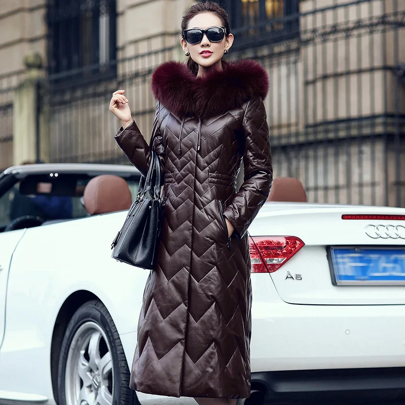 Женский пуховик из натуральной овечьей кожи с капюшоном и воротником лисьего