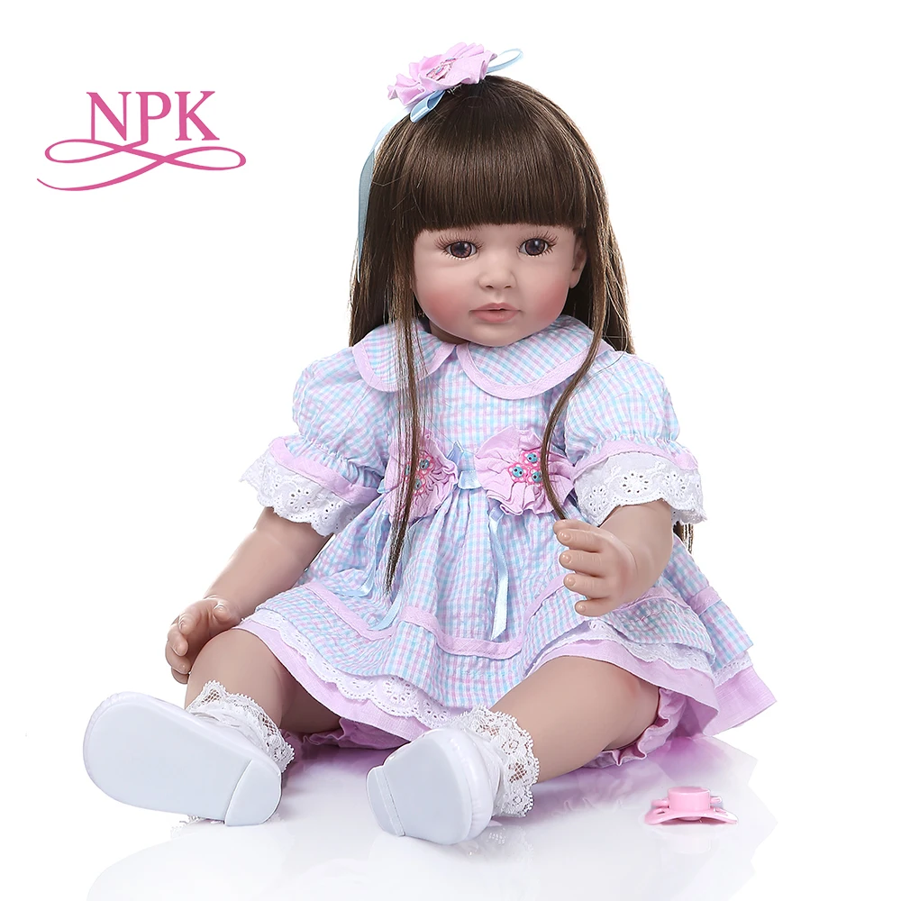 NPK60CM реалистичные реборн младенец силиконовая девочка кукла с длинными коричневыми прямые волосы в синем клетчатом платье кукла игрушка Рождественский подарок