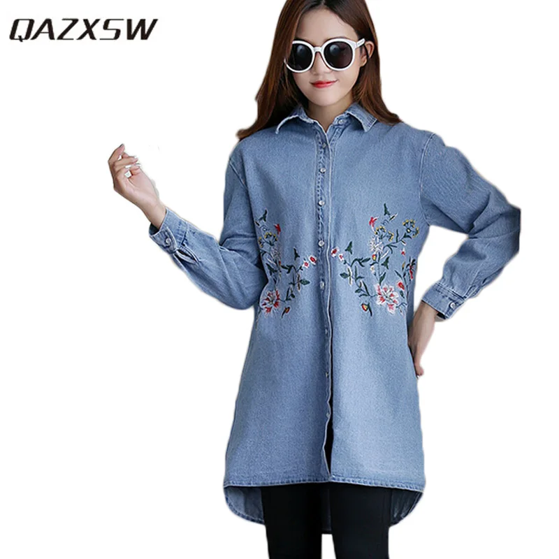 

Женская джинсовая куртка QAZXSW, новая модель 2018 года, весенняя куртка с цветочной вышивкой, джинсовые пальто, женская джинсовая рубашка, Casaco ...