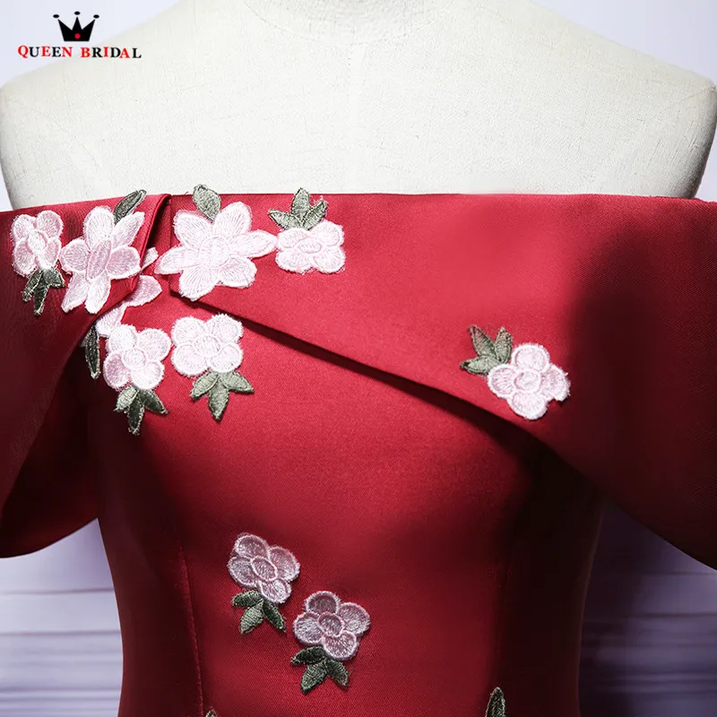 Платье трапециевидной формы с рукавами крылышками атласное цветами короткое