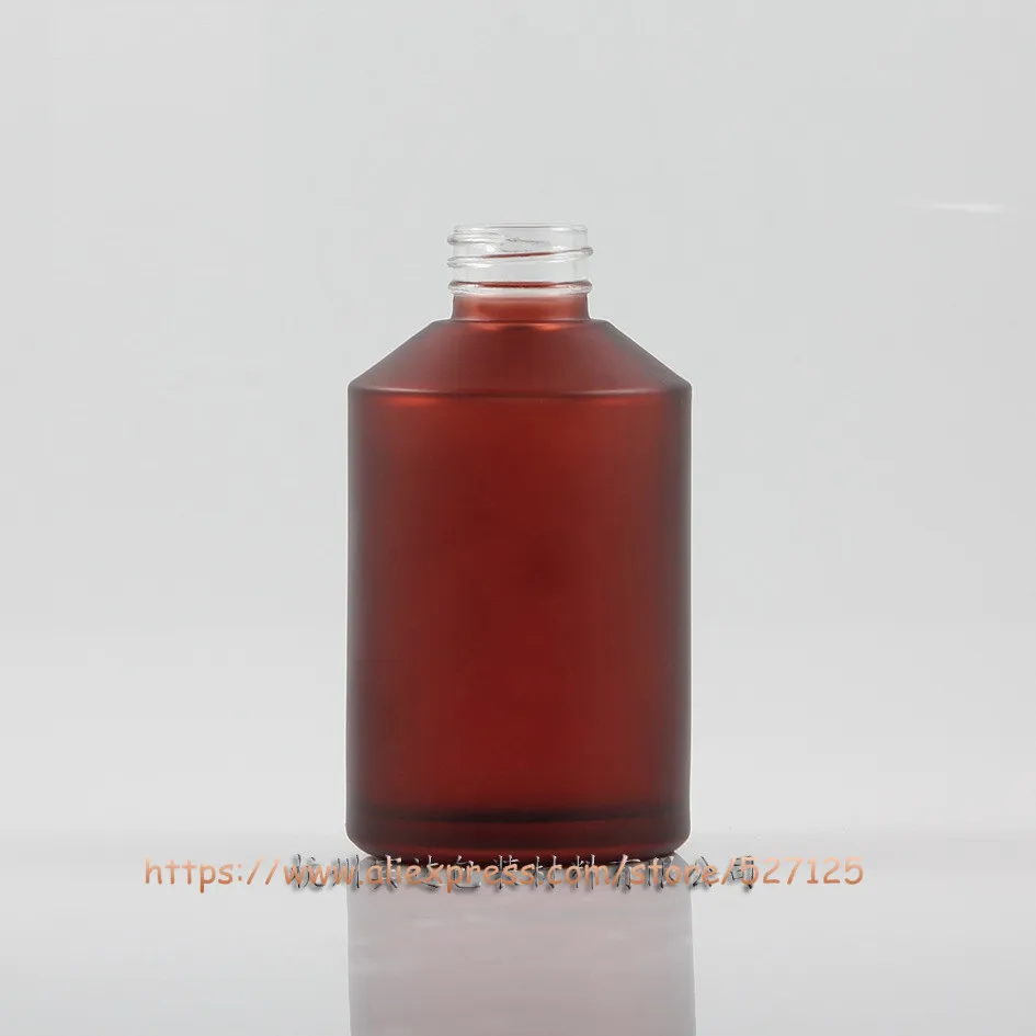 Матовая (окрашенная) стеклянная бутылка с красной розой 200 мл черной крышкой и