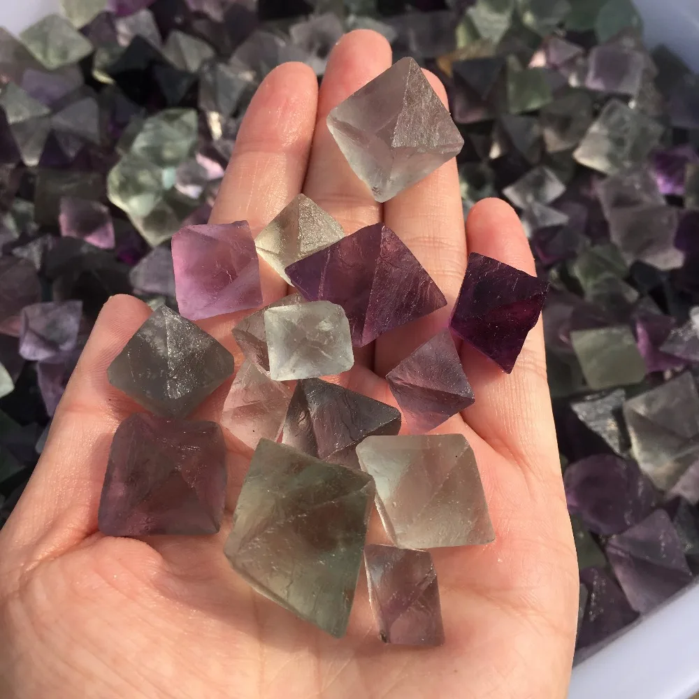 Натуральный смешанный флюорит Octahedron драгоценный камень небольшой шероховатый с