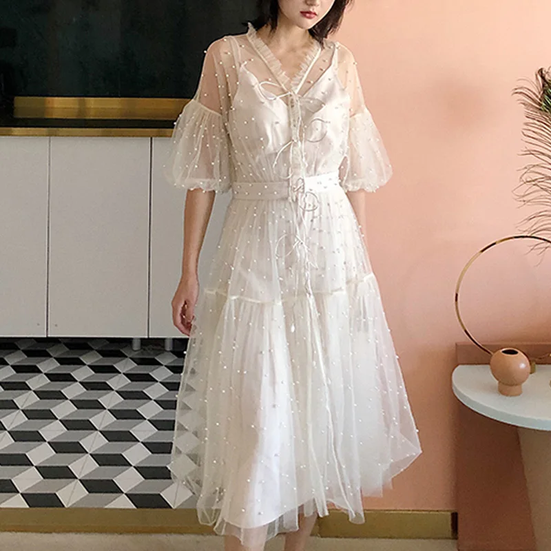 Возможно белое платье средней длины с v образным вырезом и бусинами жемчужинами