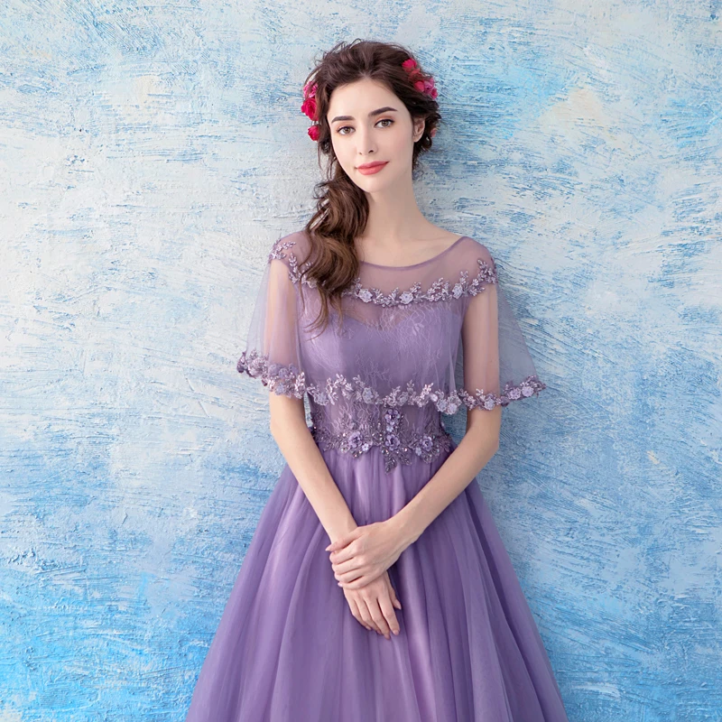 Элегантное платье для невесты с расклешенными рукавами и аппликацией в пол