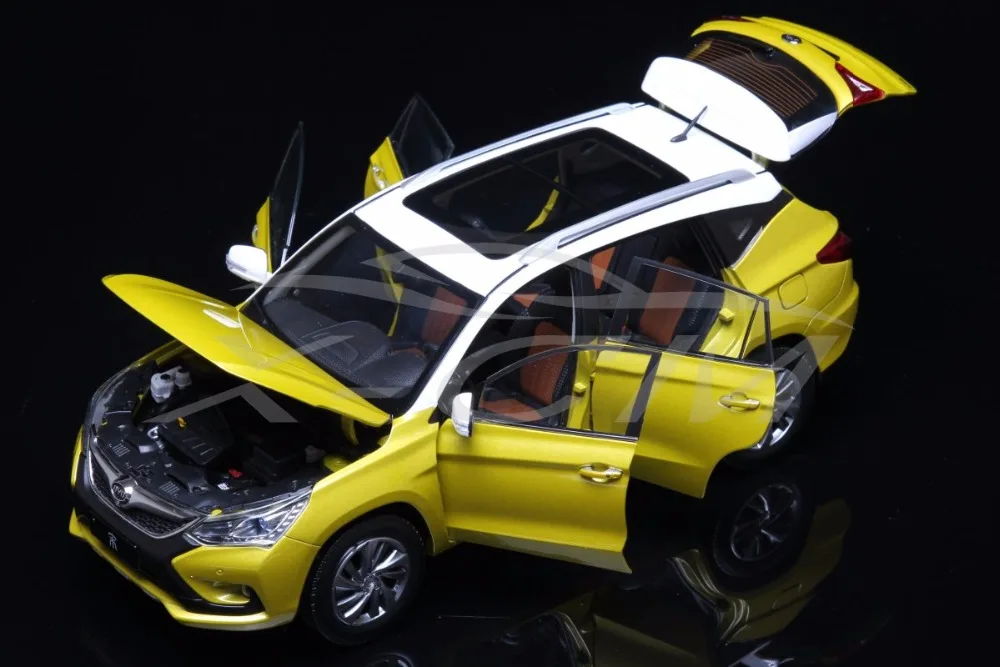 Отлитый под давлением автомобиль модель BYD Song 1:18 (желтый и белый) наклонная