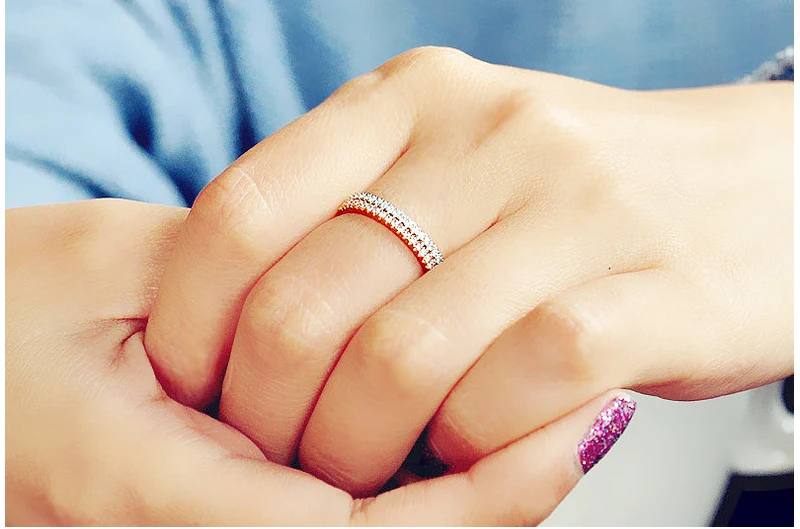 Женское маленькое изящное кольцо с кубическим цирконием розовое золото/белое