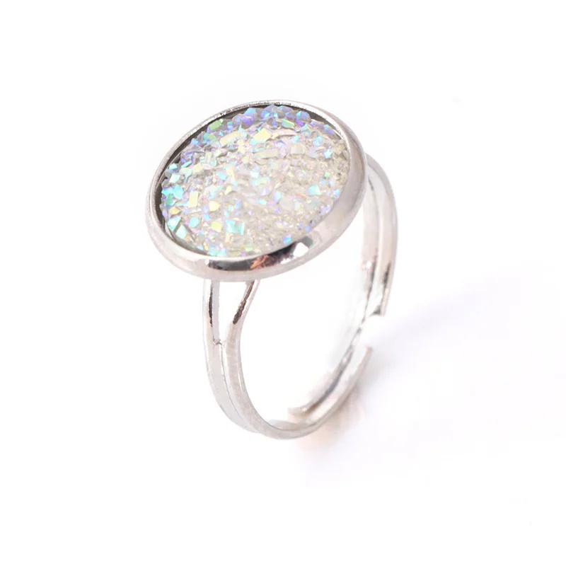 Женское кольцо золотого цвета блестящий большой круглый кристалл циркония