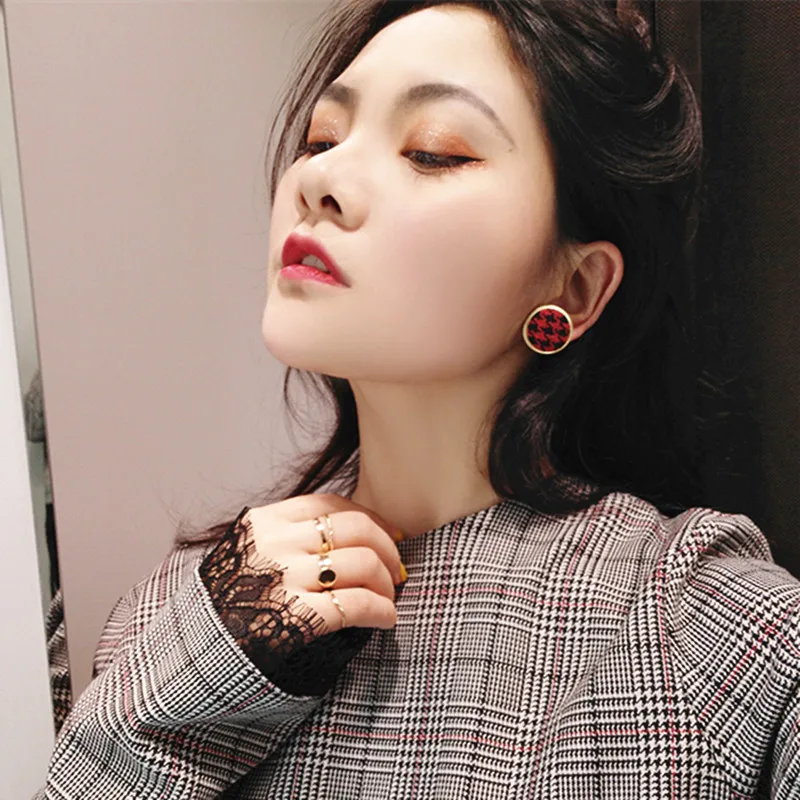 Серьги-гвоздики женские винтажные бархатные круглые пуговицы в лапку серьги из