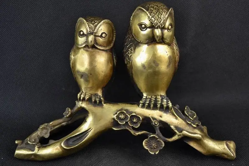 Старая ручная работа медная резьба пара пар Сова сидя на статуе пня|owl|owl statue |